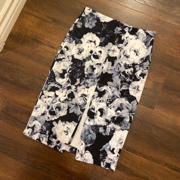 New SHILLA ROSE PRINT PENCIL SKIRT BLACK & WHITE SZ S - Picture 1 of 9